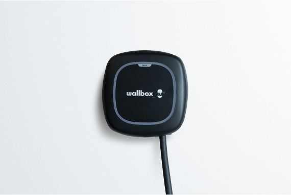 Das Bild zeigt eine Heimladestation Nissan Wallbox Pulsar Plus mit Power Boost der Firma Wallbox.