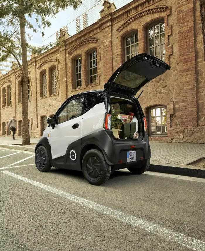 Silence S04 mit geöffnetem, beladenem Kofferraum in urbaner Umgebung – praktisch und überraschend geräumig.